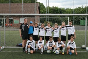 D-Jugend 15.06.13 Ist das die letzte D-Jugend des SuS? H.v.l. Trainer Markus Becker, David Presting, Julius Volmer, Justus Loeser, Nils Becker, Jonas Berz, Moritz Berz, Niklas Grehl. V.v.l. Edona Loshaj, Daryl Flohr, Hendrik Prenger, Jonas Schäfers, Maik Neuhaus. D-Jugend 15.06.13 Ist das die letzte D-Jugend des SuS? H.v.l. Trainer Markus Becker, David Presting, Julius Volmer, Justus Loeser, Nils Becker, Jonas Berz, Moritz Berz, Niklas Grehl. V.v.l. Edona Loshaj, Daryl Flohr, Hendrik Prenger, Jonas Schäfers, Maik Neuhaus.